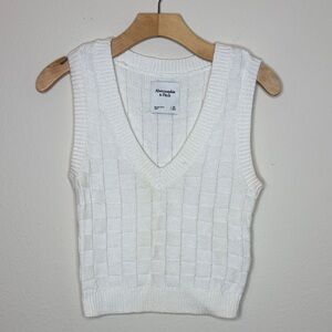 ABERCROMBIE & FITCH Slim Cream Cropped V-Neck Sweater Vest